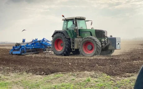 Tractor pe un câmp arat, simbolizând provocările agriculturii românești.