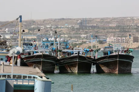 Porturi iraniene din Strâmtoarea Hormuz, cu nave de pescuit ancorate.