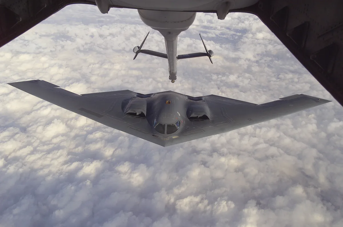 Bombardier american B-2 în timpul unei misiuni de atac