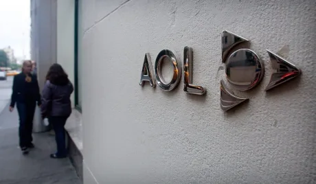 Logo-ul AOL pe un perete, simbol al unei companii istorice.