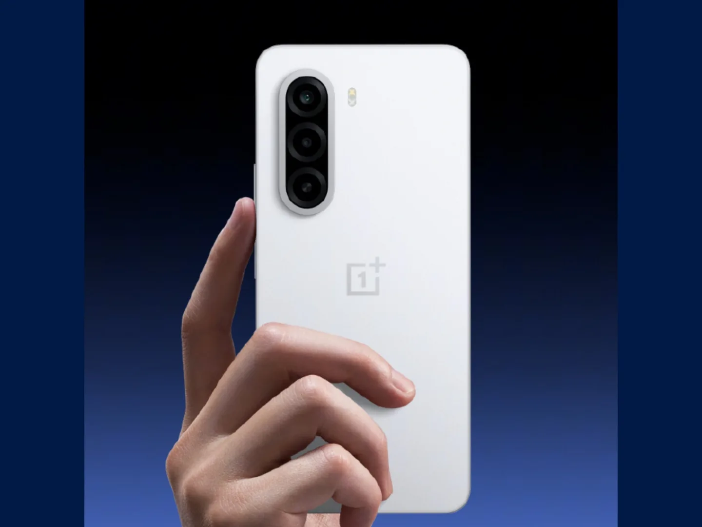 Un smartphone OnePlus cu un design elegant, ținut în mână pe un fundal întunecat.