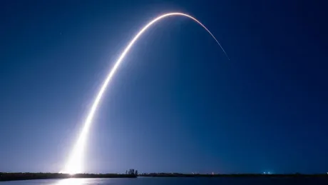 Lansare spectaculoasă a rachetei Falcon 9 în noaptea cerului înstelat.