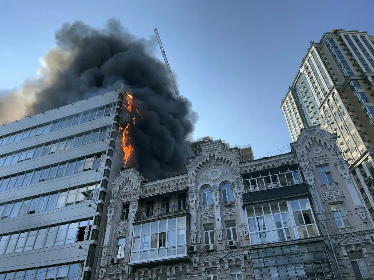 Fumul negru se ridică deasupra clădirilor din Kiev după atacuri devastatoare.