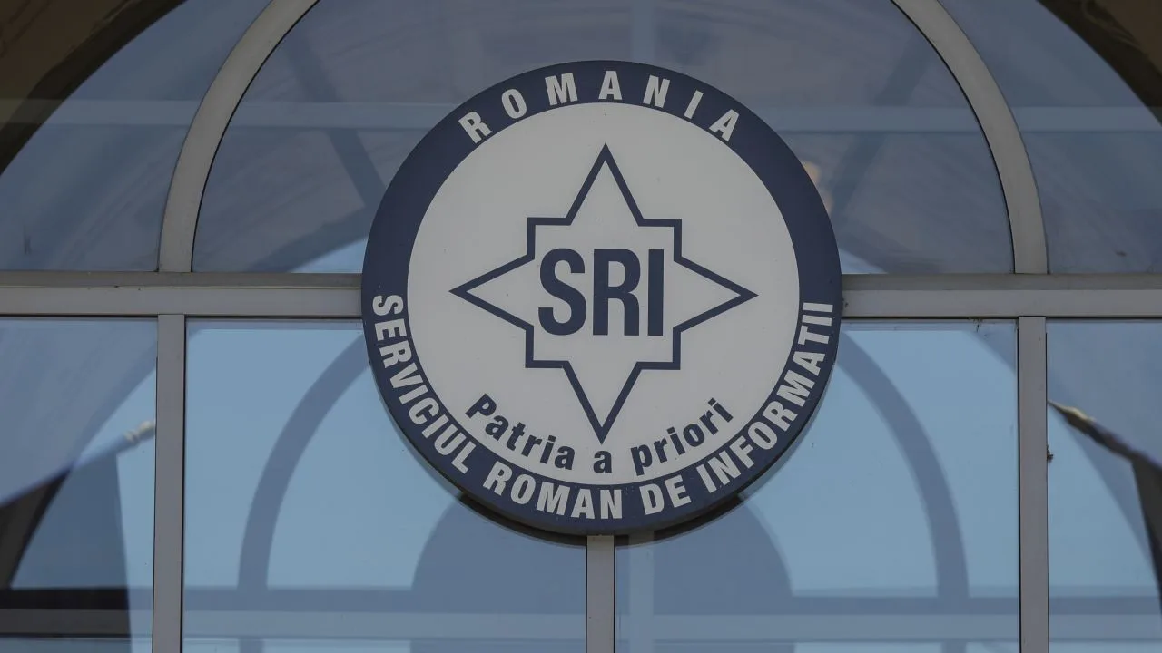 Logo-ul SRI pe un fundal de sticlă, simbolizând serviciile de informații din România.