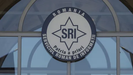 Logo-ul SRI pe un fundal de sticlă, simbolizând serviciile de informații din România.