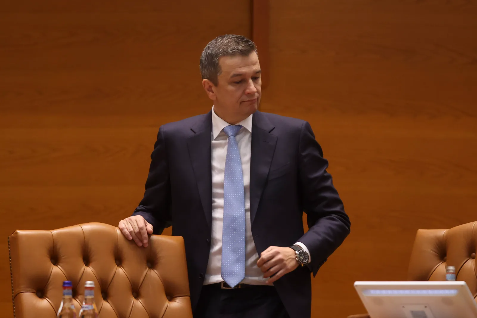 Sorin Grindeanu discută despre modificările legii integrității în Parlament.