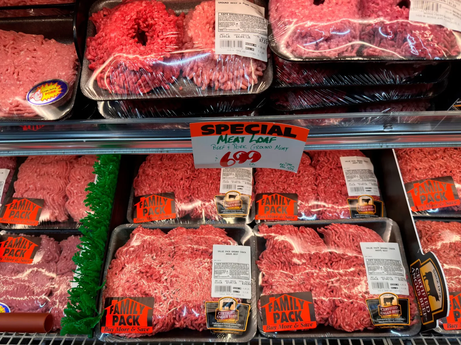 Carne tocată de vită expusă într-un magazin, cu etichete de preț vizibile.