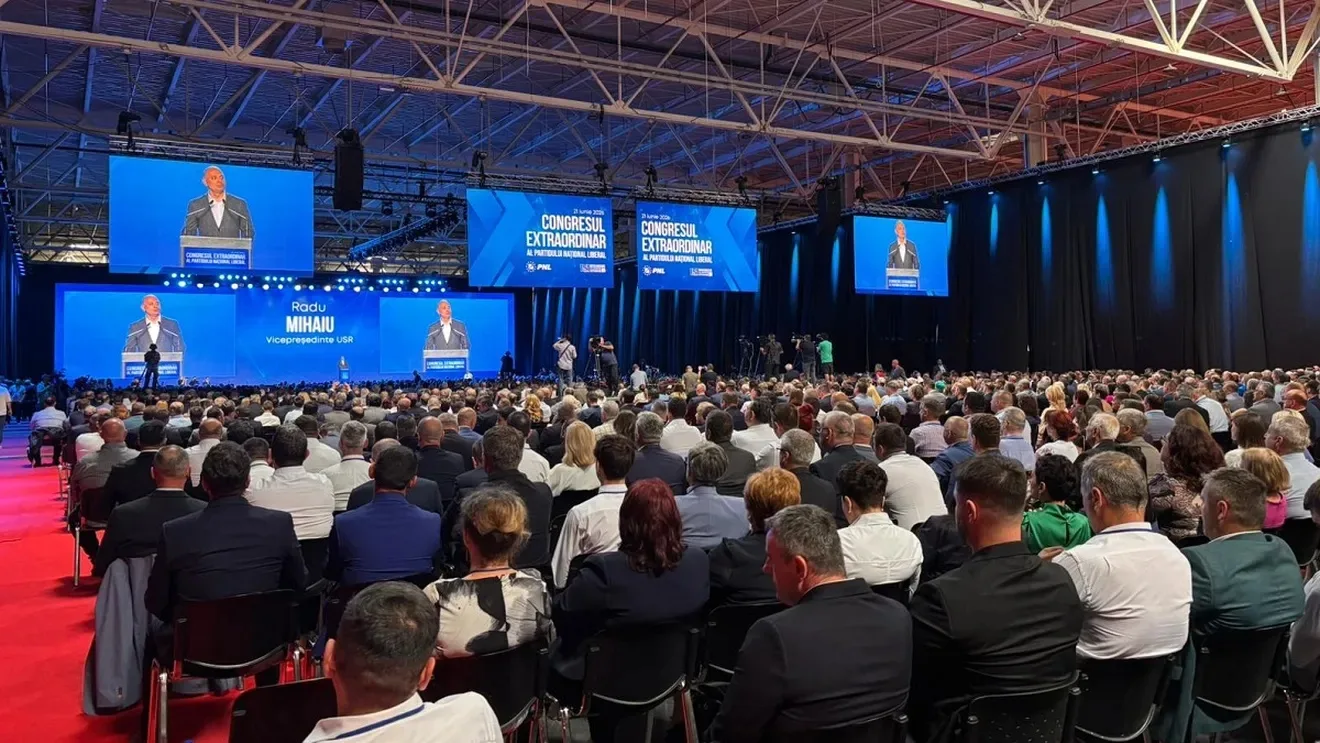 Sesiune de dezbateri la congresul PNL, cu mulți participanți în sală.