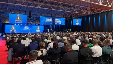 Sesiune de dezbateri la congresul PNL, cu mulți participanți în sală.