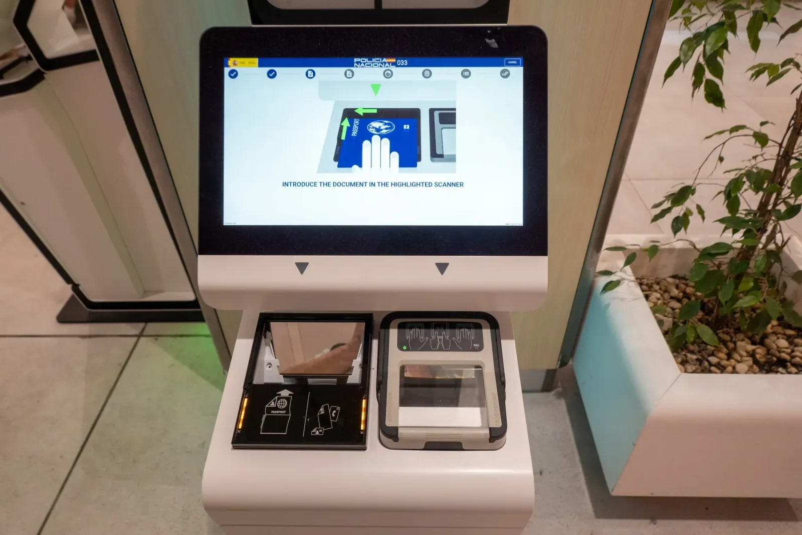 Dispozitiv de scanare a documentelor pentru controlul pasapoartelor la aeroport.