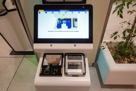 Dispozitiv de scanare a documentelor pentru controlul pasapoartelor la aeroport.