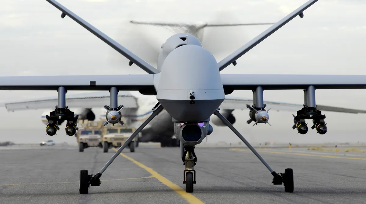 Dronă de supraveghere pregătită pentru decolare pe o pistă militară.
