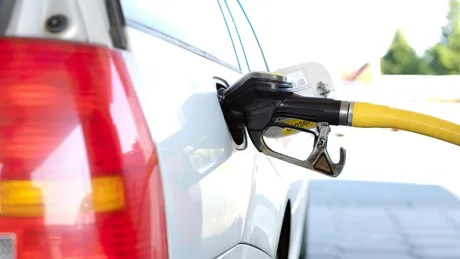 Șoferi din California contestă majorările de prețuri la benzină prin algoritmi de inteligență artificială.