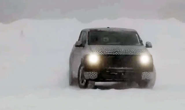 Pickup electric Ford testat în condiții de iarnă, camuflat pe zăpadă.