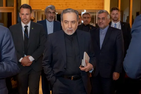 Reprezentanți ai Iranului discutând despre negocierile internaționale recente.