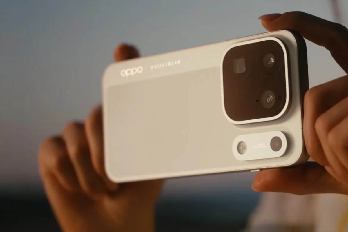 Un telefon Oppo cu un design modern, ținut în mână, surprins la apus.