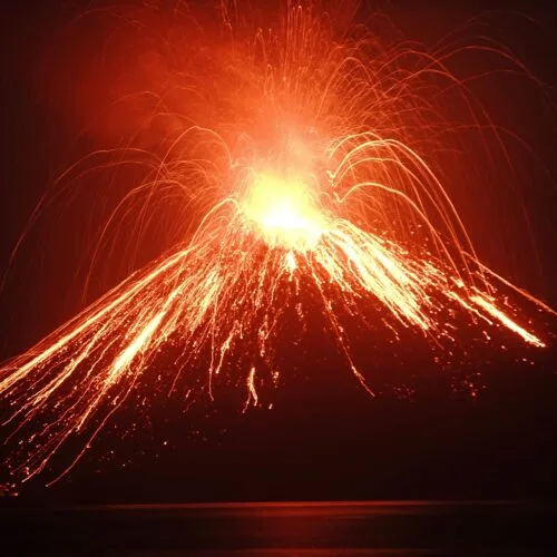 Erupție vulcanică spectaculoasă, cu lavă și fum în aer.
