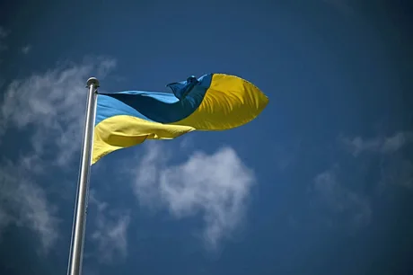 Steagul Ucrainei fluturând pe fundalul cerului senin.