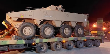 Vehicul militar transportat pe un camion în timpul exercițiului din România.