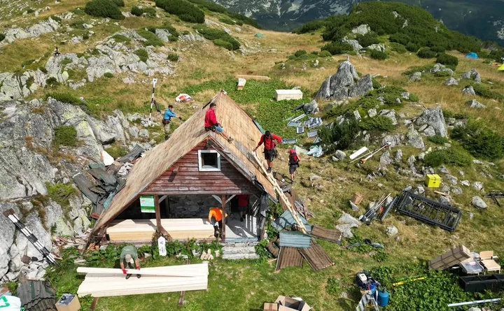 Refugiul Zănoaga în timpul lucrărilor de restaurare de către voluntari.