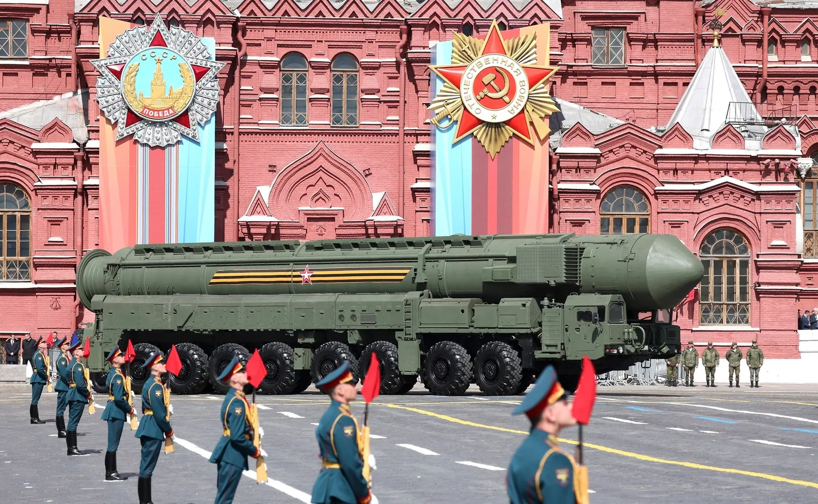 Rachete balistice rusești expuse în timpul unei parade militare.