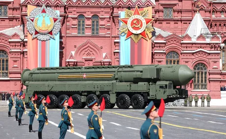 Rachete balistice rusești expuse în timpul unei parade militare.