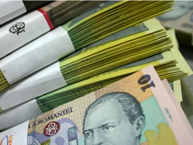 Bancnote românești aranjate, simbolizând piața financiară.