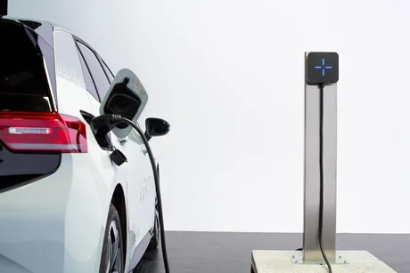 Stație de încărcare pentru mașini electrice, evidențiind infrastructura în expansiune din România.