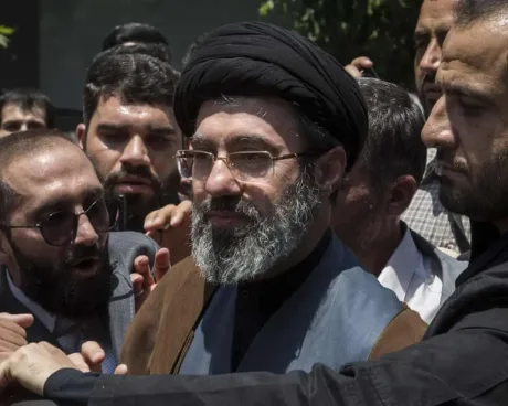 Mojtaba Khamenei înconjurat de susținători, exprimându-și poziția.