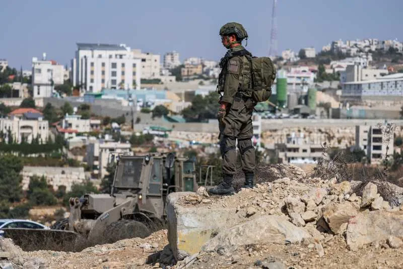Soldat israelian în Cisiordania, pregătiri pentru operațiuni militare.