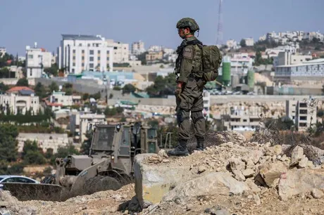 Soldat israelian în Cisiordania, pregătiri pentru operațiuni militare.