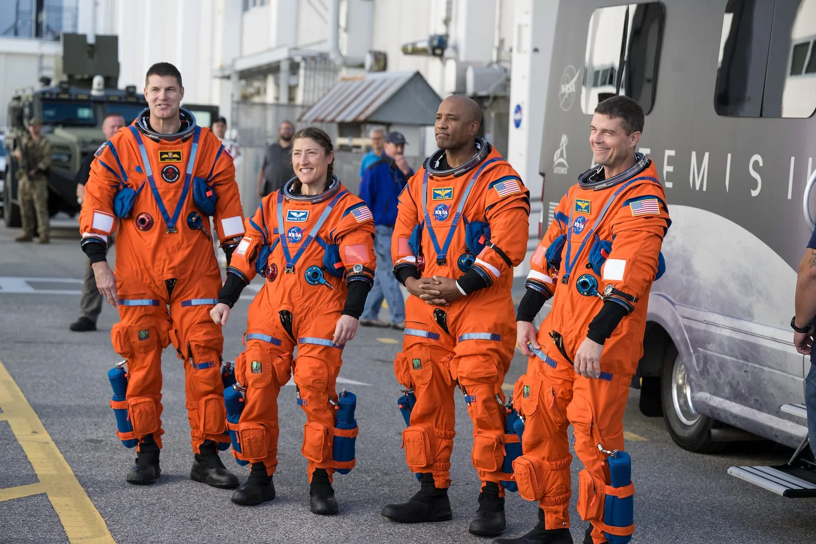 Astronauții Artemis 2 pregătiți pentru misiunea lunară, în costume speciale.