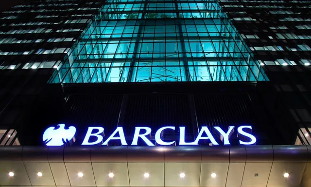 Clădirea Barclays iluminată noaptea, simbol al inovației financiare.