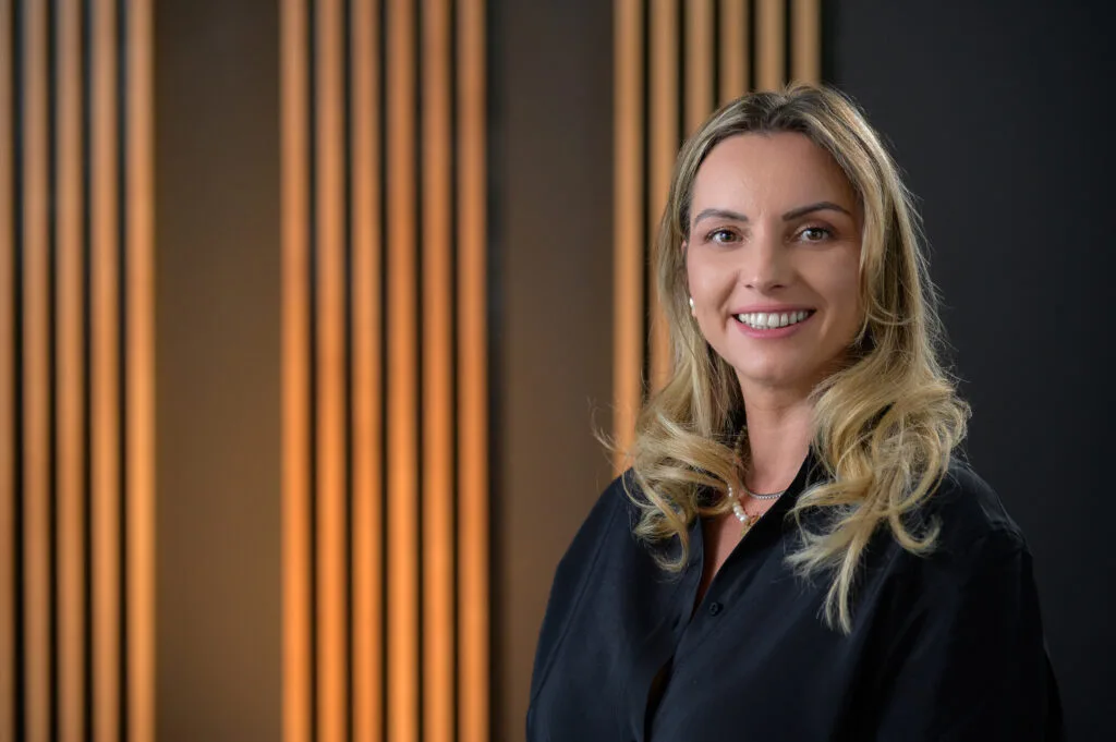 Raluca Micu, noul CEO al Netopia Payments, zâmbind în fața camerei.