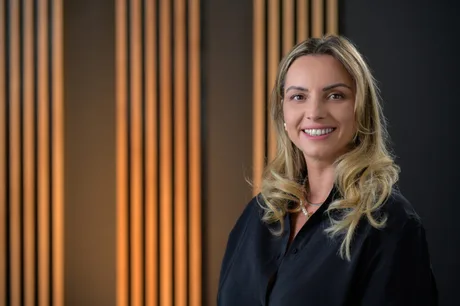 Raluca Micu, noul CEO al Netopia Payments, zâmbind în fața camerei.