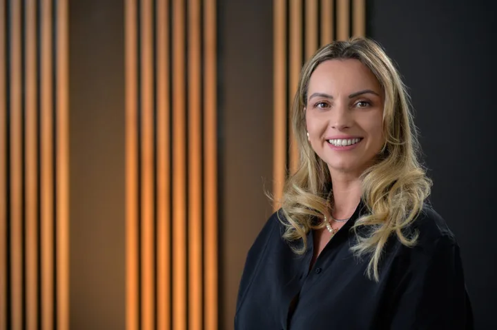 Raluca Micu, noul CEO al Netopia Payments, zâmbind în fața camerei.