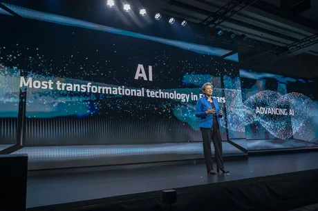 Lisa Su prezentând despre tehnologia AI la un eveniment AMD.