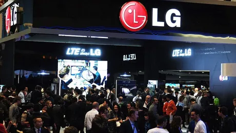 Standul LG Electronics la un eveniment, cu mulți vizitatori admirând produsele.