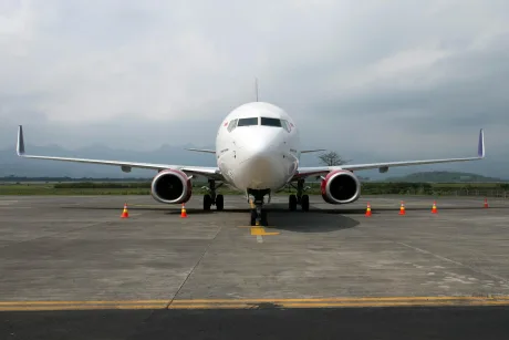 Aeronava staționată pe pistă, pregătită pentru realimentare.