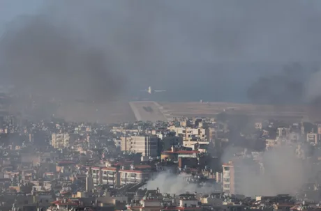 Peisaj urban din Liban, cu fum și distrugeri vizibile în urma conflictului.
