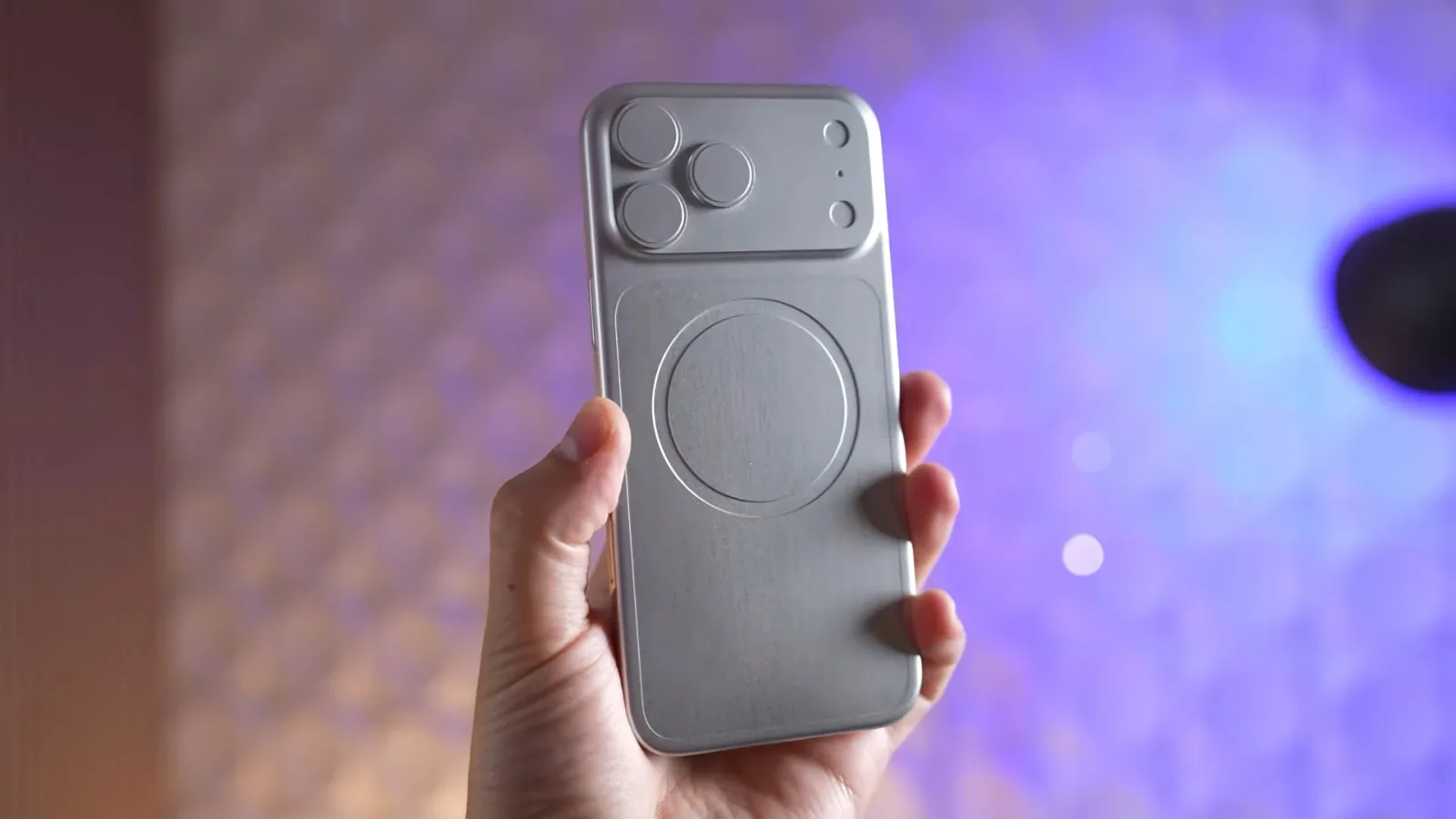Model fizic al iPhone 18 Pro Max cu camere mari și design compact.