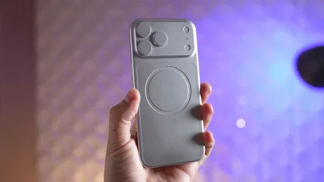 Model fizic al iPhone 18 Pro Max cu camere mari și design compact.
