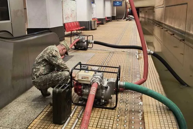 Militari pregătesc motopompe pentru evacuarea apei în stația de metrou.