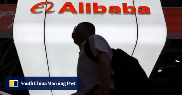 Logo-ul Alibaba pe un fundal luminos, cu o siluetă umană în prim-plan.