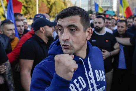 Protestatar cu pumnul strâns, în mijlocul mulțimii agitate.