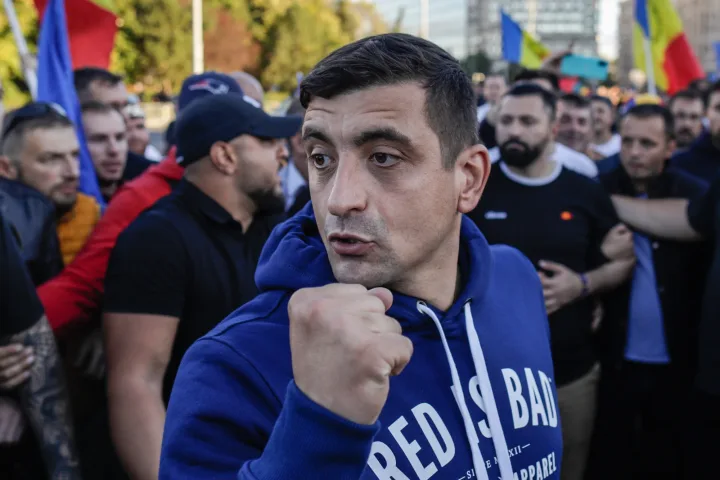 Protestatar cu pumnul strâns, în mijlocul mulțimii agitate.