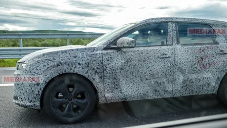 Prototip Dacia Striker camuflat pe șosea, aproape de uzina din Mioveni.