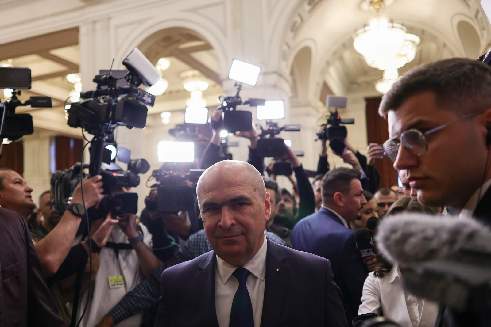 Ilie Bolojan la Congresul PAS, înconjurat de jurnaliști și camere de filmat.