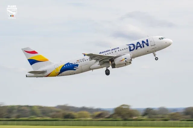 Avion Dan Air decolând, simbol al provocărilor din aviația românească.