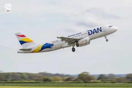 Avion Dan Air decolând, simbol al provocărilor din aviația românească.